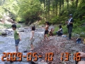 2009年筍祭り河原で石投げ-1