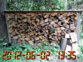 薪小屋１つめ。標準的な４ｍ杉丸太４－５本収納。２つあれば冬が越せそう。